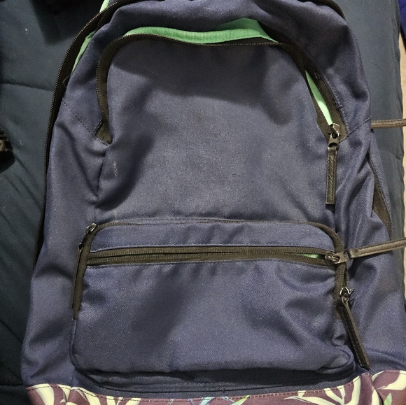 Backpack 5 zip pockets/padded laptop pocket. - Picture 2 of 5